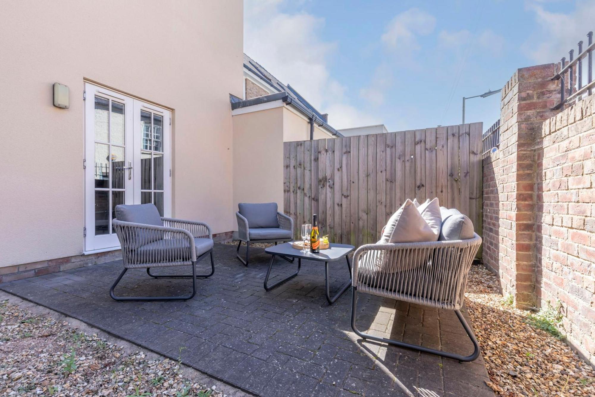 Elliot Oliver - 2 Bedroom Garden Apartment With Parking Cheltenham Exterior photo